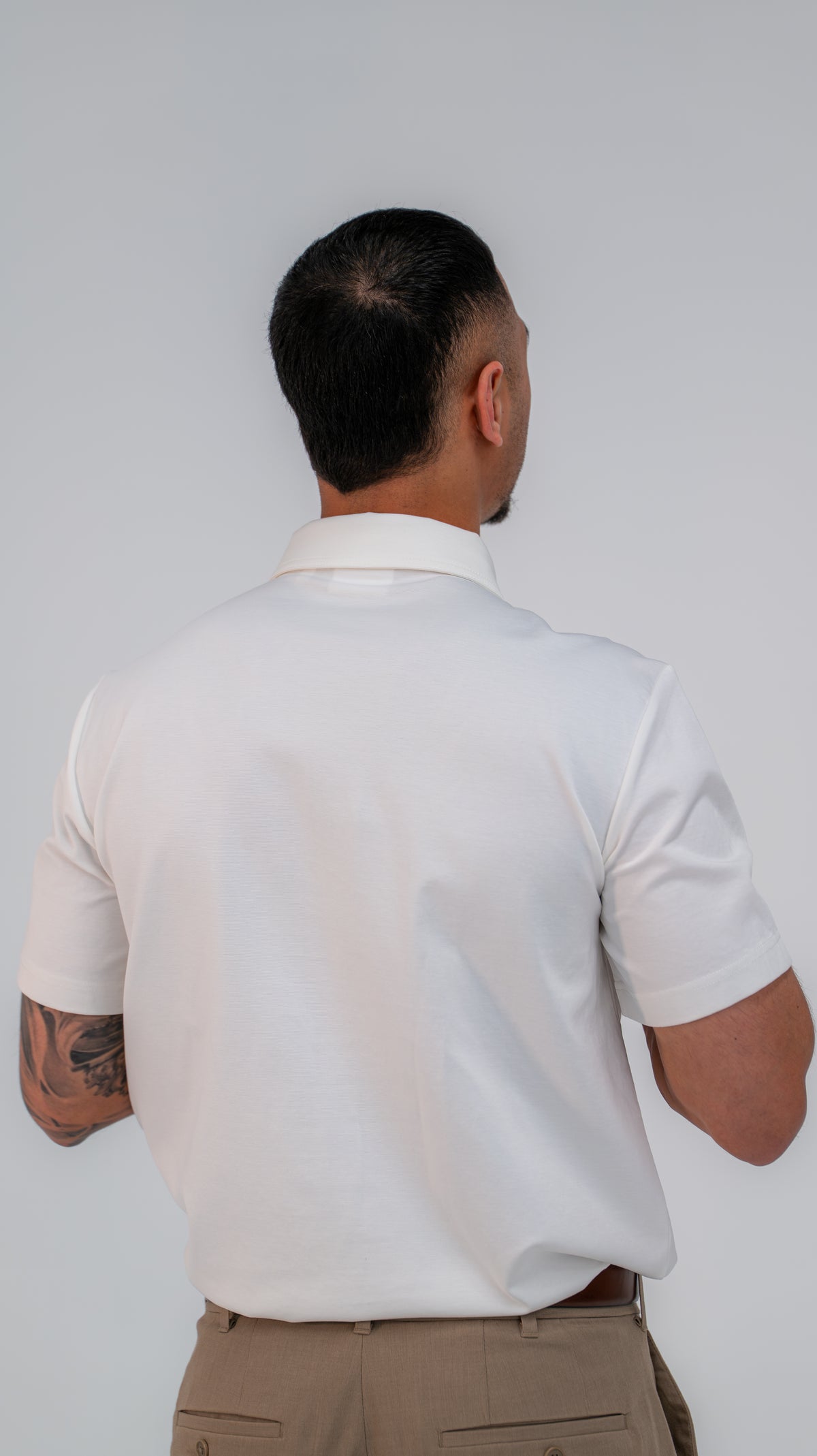 Le Classique Polo in white, close-up of fit across the shoulders, back view